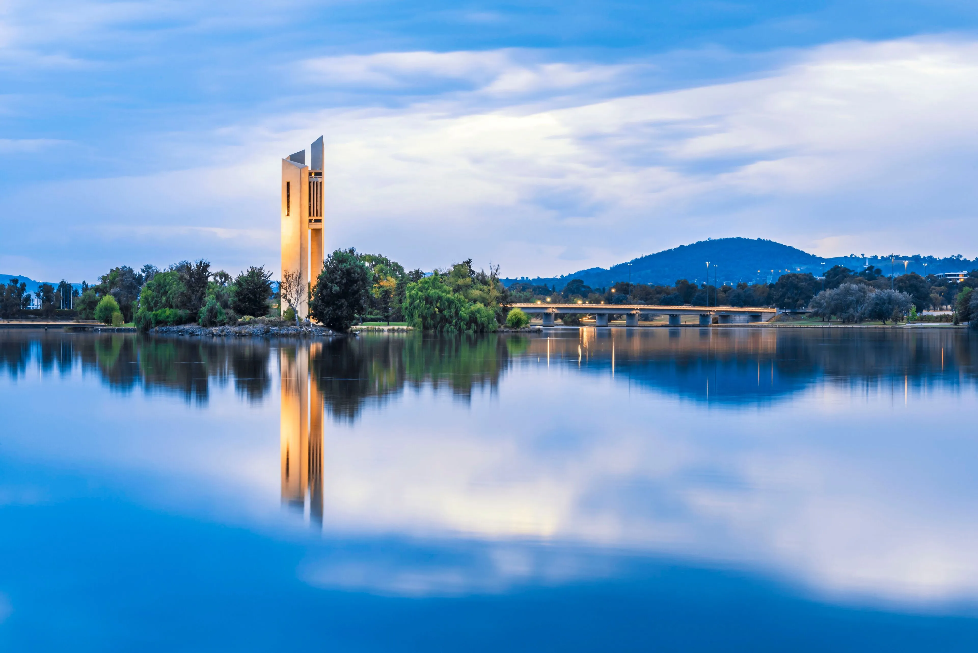 A scenic lake in Australia’s capital, ideal for walking, cycling, and enjoying peaceful waterfront views.