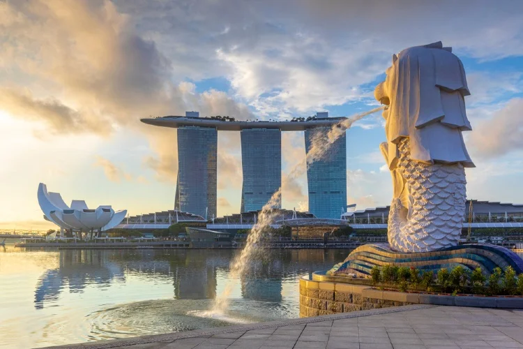 Home to Singapore’s iconic Merlion statue, offering scenic waterfront views and a popular photo spot.