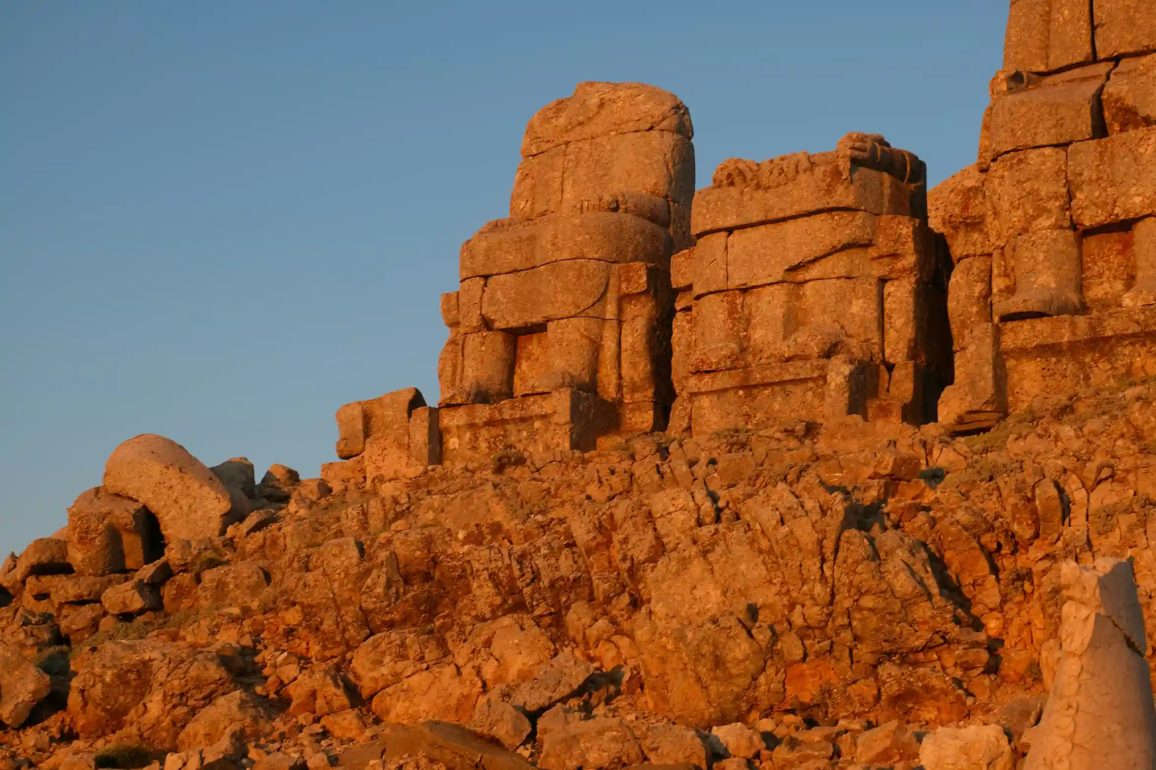 Colossal stone statues at Mount Nemrut in Turkey with panoramic mountain views, a scenic highlight recommended by icanfly.