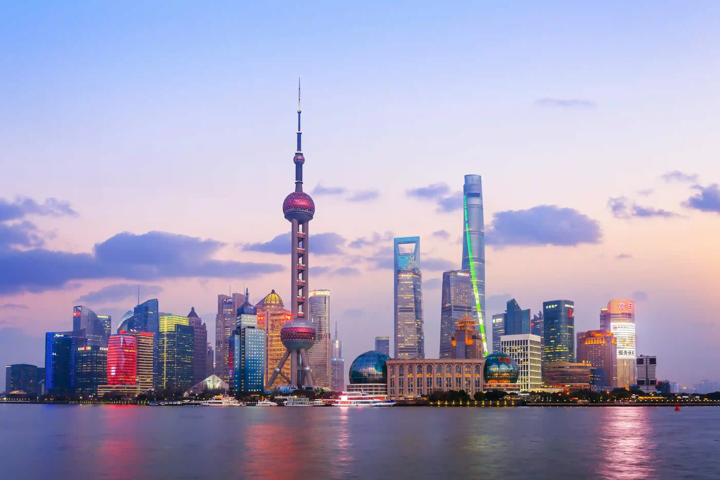 Panoramic Shanghai skyline at dusk blending modernity and history, an urban highlight recommended by icanfly in China destination guides.
